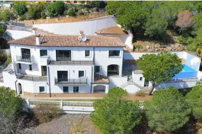 Image de maison d'architecte vue exceptionnelle   piscine à débordement