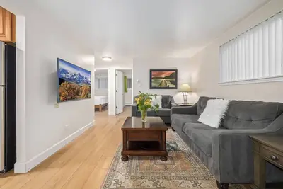 Lovely Cheesman Park apt on tree lined street