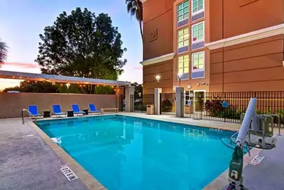 Image de 2 Conveniently Located Suites w/ Full Kitchen & Comfort Near Entertainment