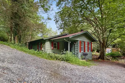 Image de Charming Riverfront 2br house with Full Kitchen and Wifi | Dog-Friendly