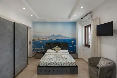 Image de Chambre 'Le 5 Perle - Napoli' avec vue sur la montagne, Wi-Fi et climatisation