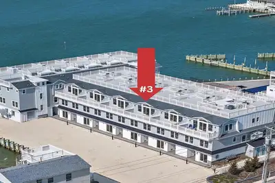 Image de Brand new Bayfront Luxury Townhome with Pool and Elevator.