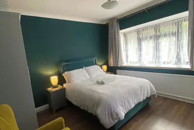 Image de Spacious self-contained 2-bed apartment with a fully equipped kitchen dinner.