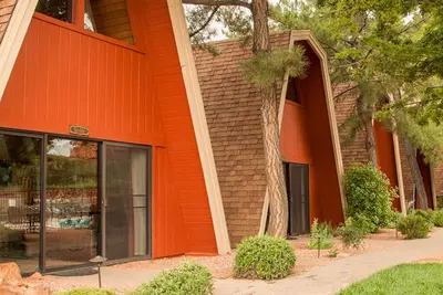 Image de Sedona Chalet by pool with red rock views.
