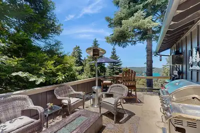 Image de Cozy Three-Story Lakeview Cabin w/Furnished Deck, Updated Kitchen & Fireplace