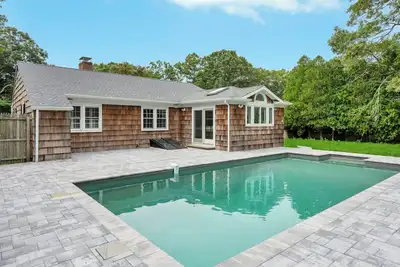 Image de Modern Southampton Retreat with Private Pool & Lush Outdoor Oasis