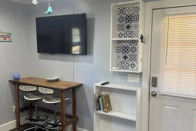 Image de Cozy cabin in tranquil Evergreen with Ac