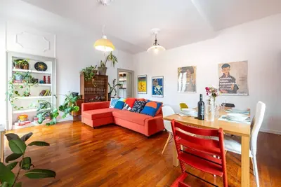 Image de Spacious and bright 105 sqm apartment, accommodating up to 6 people, located on the second floor of a building without an elevator. The property is located in Parma's Oltretorrente neighborhood, a quiet residential area with plenty of amenities. The histo