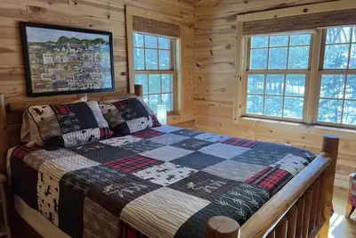 Image de Log Cabin on Serene Goshorn Lake, Minutes From Vibrant Saugatuck & Douglas