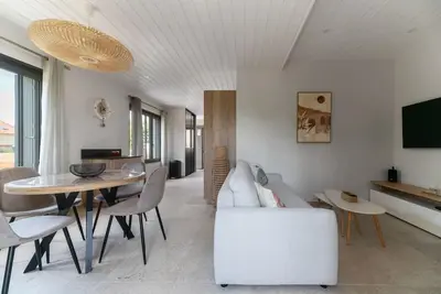 Image de Maison design et climatisée avec jardin