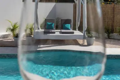 Image de Rustig gelegen gezellig vakantie huis, volledig omheinde tuin met privézwembad.