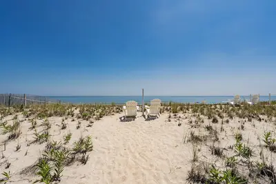 Image de Classic Oceanfront 5-bedroom home, steps to the beach in South Mantoloking