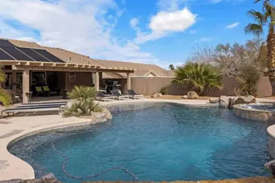 Image de Beautiful 4 bedroom home & pool!