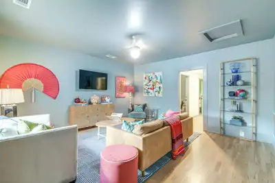 Image de Walk to Bars, Bites + Bands: Bold Athens Getaway!