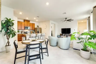 Image de 12 Mi to San Antonio River Walk: Home w/ Yard!