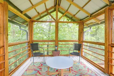 Image de 1 Mi to Burr Oak Lake: Cozy Family Home!