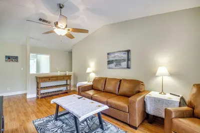 Image de Shop, Dine & Visit Uwf: Pensacola Home w/ Yard!