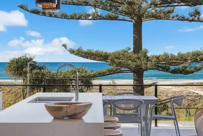 Image de Escape 202 - Beachfront Luxury in Bilinga - Linen Provided - Min. 3 Night Stays