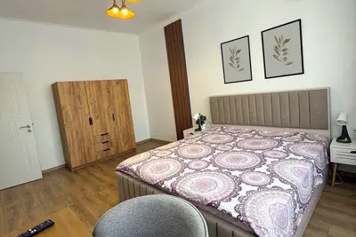 Image de Elegant 2-Bdr, Top Center, 1. 5 Bath, 2025 Full Renovation, 2xAC