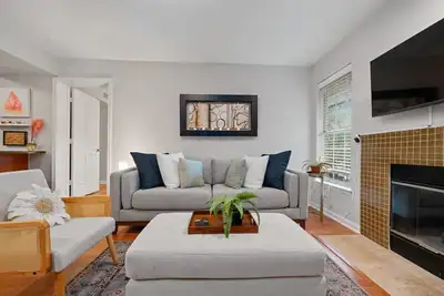 Image de Newly furnished 2/2 bedroom condo in Centrally-located, delightful Austin