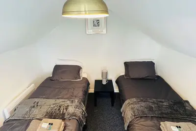 Image de Cosy Risca retreat for 9 | Scenic walks, fresh air & family-friendly charm