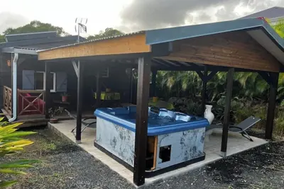 Image de Bungalow charmant à Sainte-Anne avec spa privé, proche des plus belles plages!