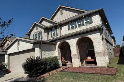 Image de 4 Bedroom/2 1/2 bath pleasant house with Ac in vibrant Houston