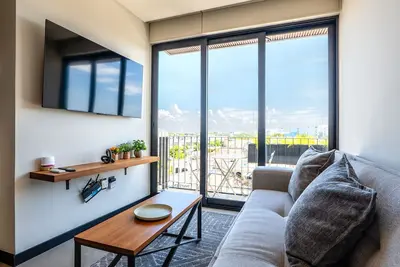 Image de Modern condo with rooftop pool, gym, balcony, WiFi and partial ocean view