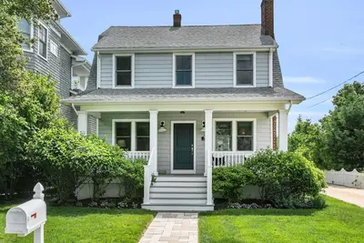 Image de 4br Rumson Cottage with Back Porch Water Views, Steps to Beach & Town