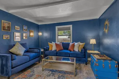 Image de Cozy Downtown Bungalow with Private Fully Fenced Yard.