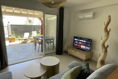 Image de Logement neuf dans petite résidence avec magnifique piscine, à 2 pas de la plage