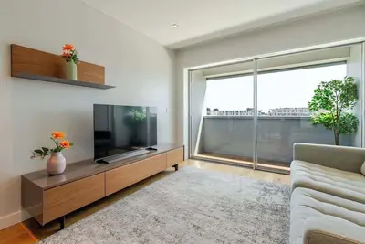 Image de Stylish Home with Balcony & Garage by HostWise