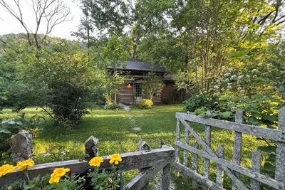 Image de The Cozy Cabin – A Historic Chestnut Log Haven in the Holler