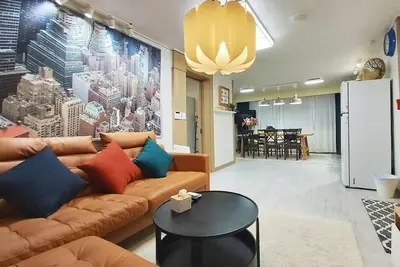 Image de Hongdae: Spacious yard, group-friendly. Green, sunny, near biz—cozy
