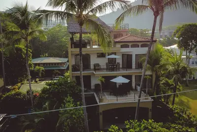 Image de Beachfront and Mountain-view Family/Retreat/Wedding House