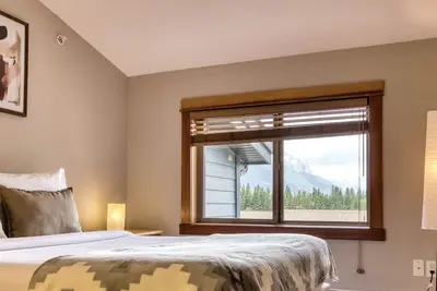 Image de Luxurious Panorama Mountain View Penthouse