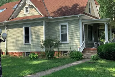 Image de \"Historic Grand Detour Victorian Home\"