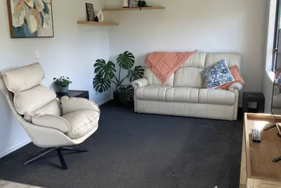 Image de A cottage in a rural setting yet only minutes to Hospital, Barge Park and town.