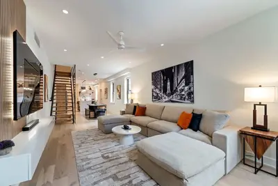 Image de NoLibs Luxury | Walk to Restaurants & Waterfront!