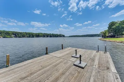 Image de On Lake Tillery: Spacious Home w/ Screened Porch!