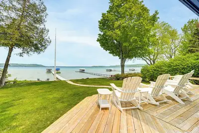 Image de Autumn Escape on Glen Lake: Waterfront Cottage!