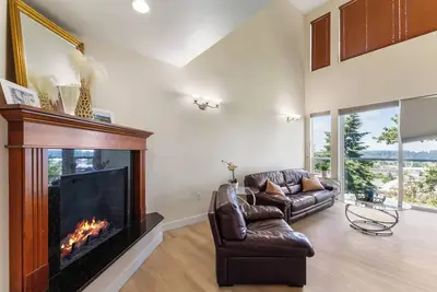 Image de Charming 3-bedroom Penthouse condo with pool and gym nearby Tacoma Mall