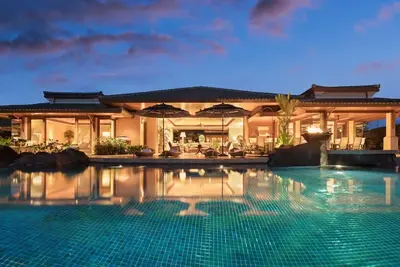 Image de Enjoy Pauoa Beach Club’s spa, gym, pool, and oceanfront privacy.