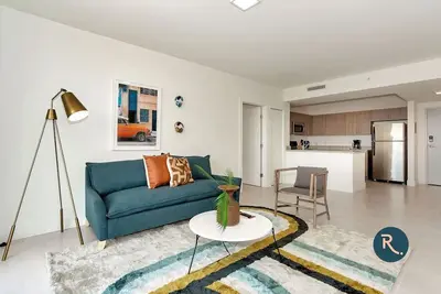 Image de Roami at Grove 27 | 15 Min to Beach | 2br