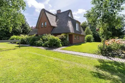 Image de Thatched-roof country house Mini Haubarg: Stylish retreat with garden in Tating