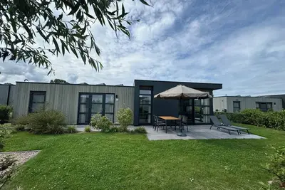 Image de New - with fence Chalet Zeehondje: Detached beach chalet with a view of the IJsse