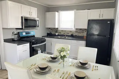 Image de Entire Cozy Home + Free Parking + Fast Wi-Fi & Located in Central Area