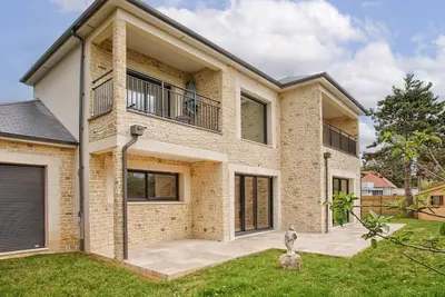 Image de Maison Moderne et Spacieuse à 50m de la Plage pour 12 personnes