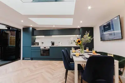 Image de Modern 3-bed 3-Bathroom townhouse with en-suites, stylish interiors, private garden & parking—just a 2-min walk to Westbrook Beach. Sleeps 8 with a full kitchen, fast Wi-Fi, a flexible living space. Perfect for families, groups & business travellers.