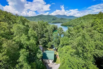 Image de Rosie's Cabin on Fontana Lake Lake Front Home near Fontana Marina